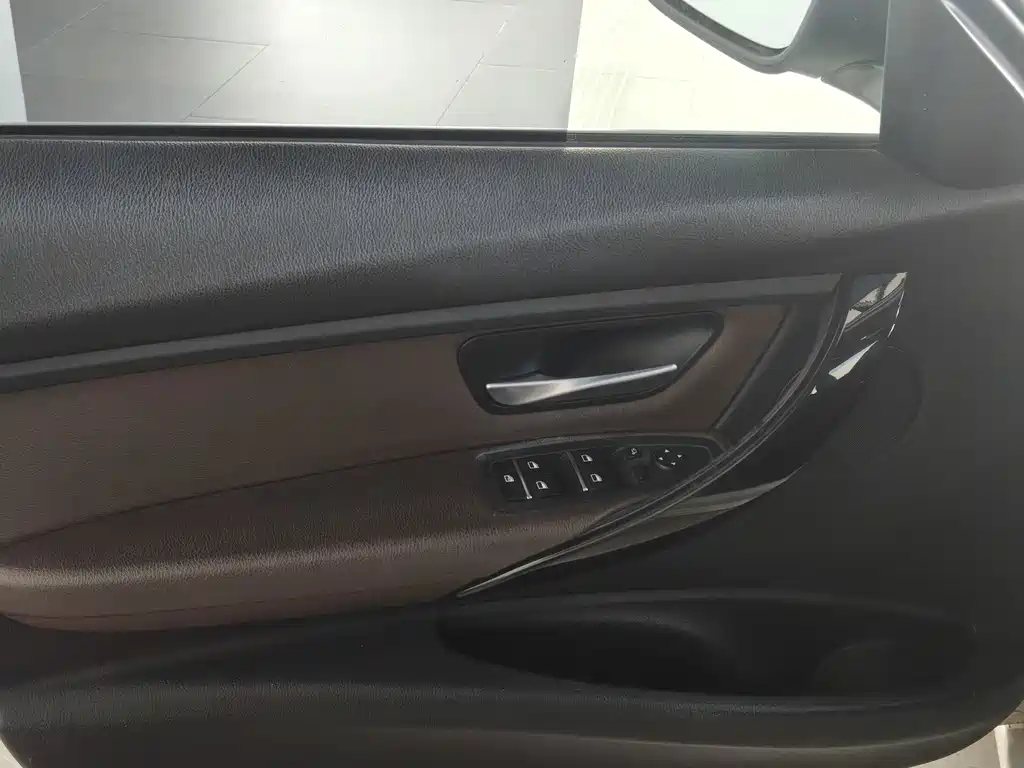 BMW 3 Series 2018 — фото 13