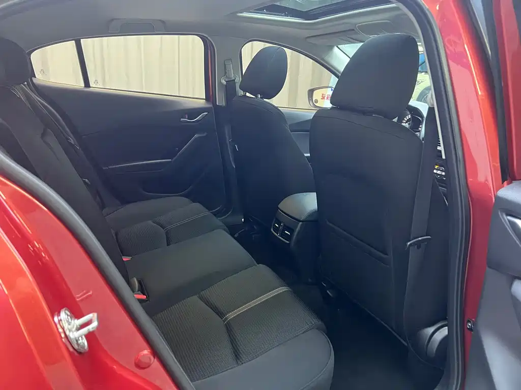 Mazda 3 Axela 2017 — фото 16