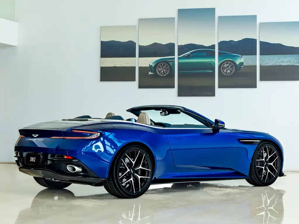 Aston Martin DB12 — фото 15