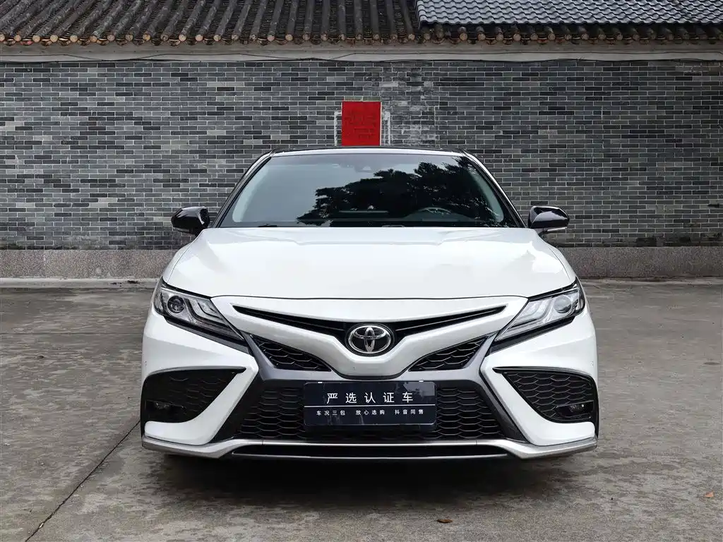 Toyota Camry 2022 — фото 2