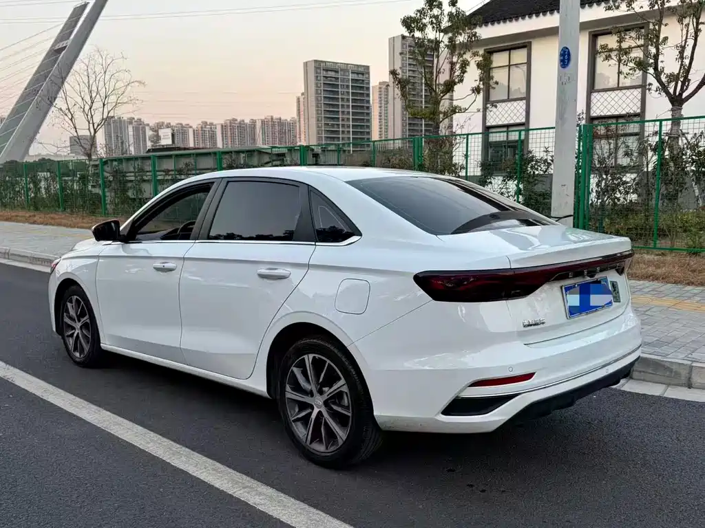 Geely Emgrand 2023
