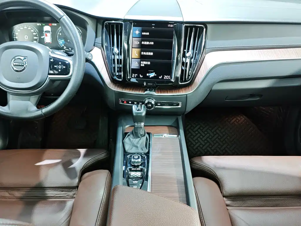 Volvo XC60 2021 — фото 10