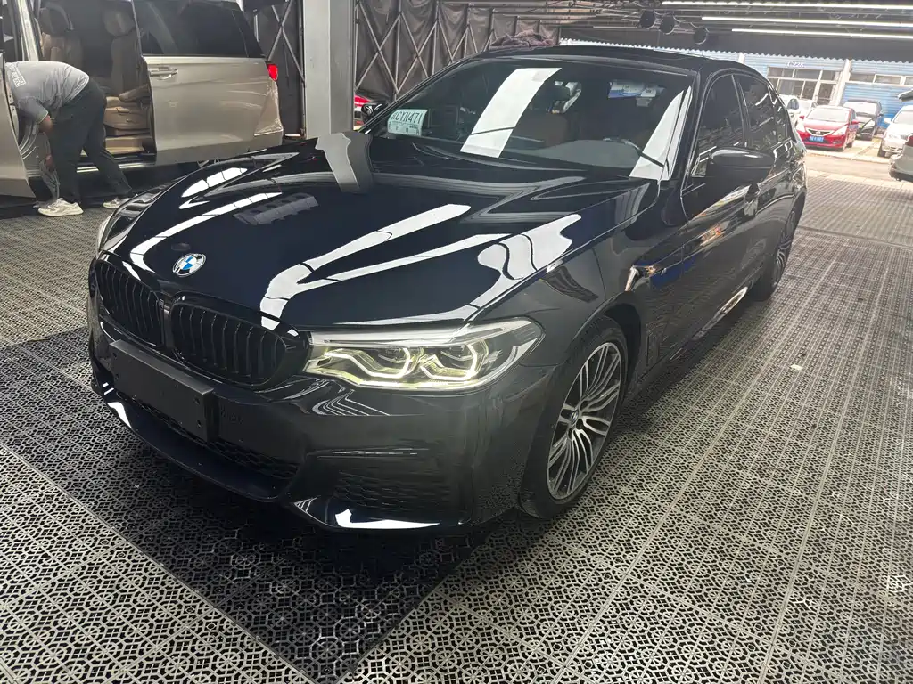 BMW 5 Series 2019 — фото 15