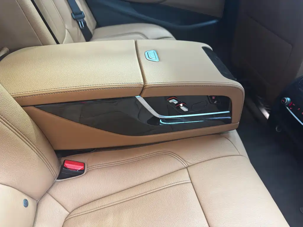 BMW 5 Series 2019 — фото 10