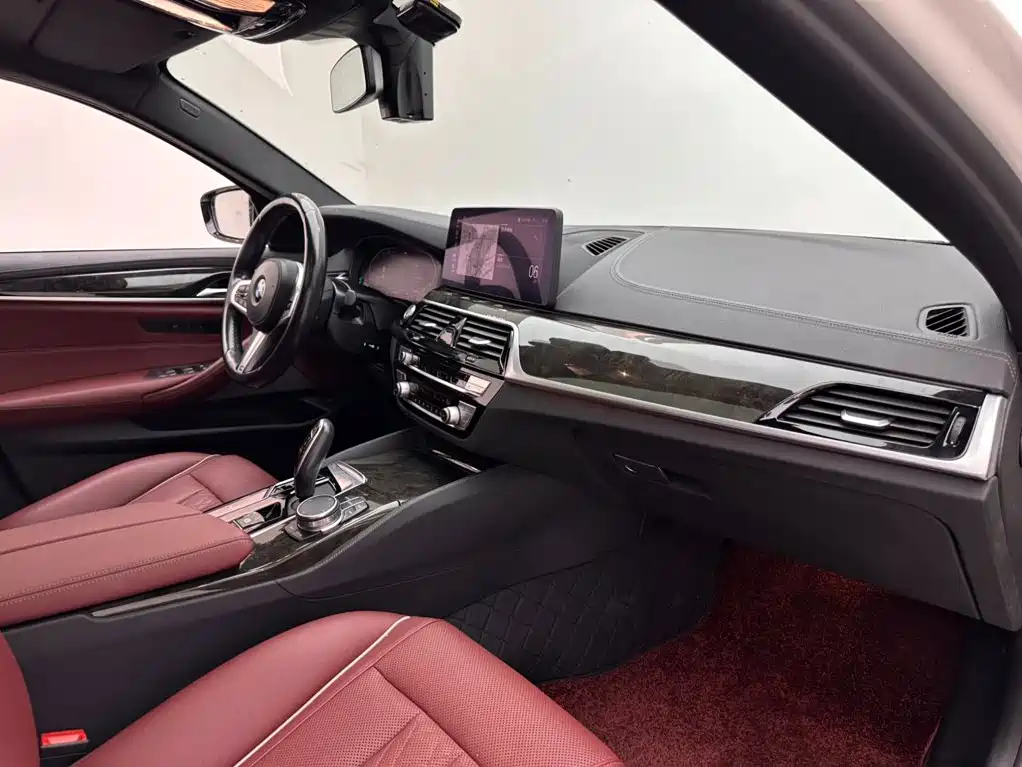 BMW 5 Series 2021 — фото 11