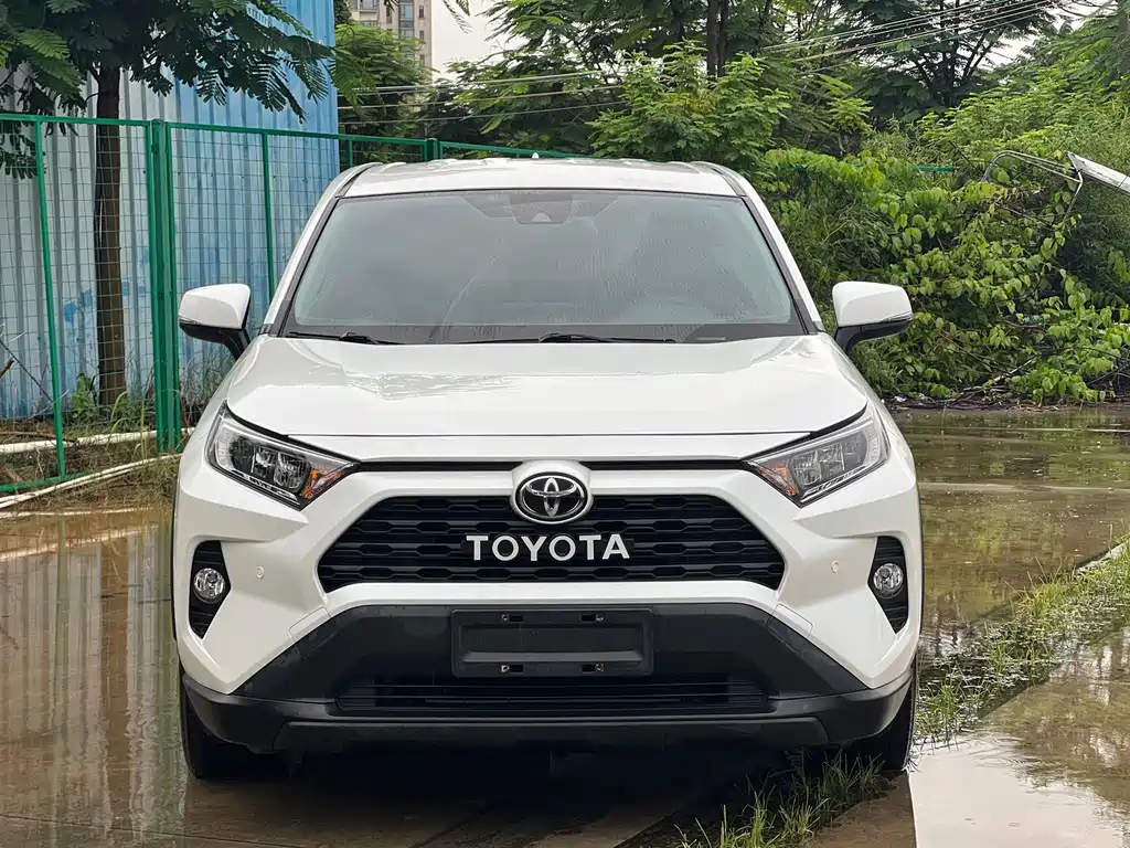 Toyota RAV4 2023 — фото 2