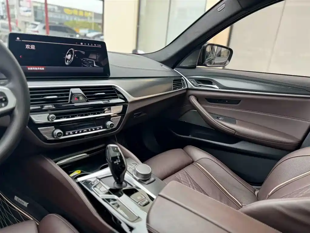 BMW 5 Series 2020 — фото 15