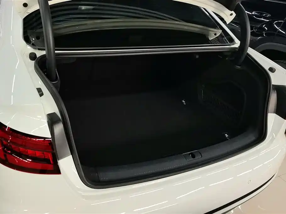 Audi A4L 2018 — фото 4