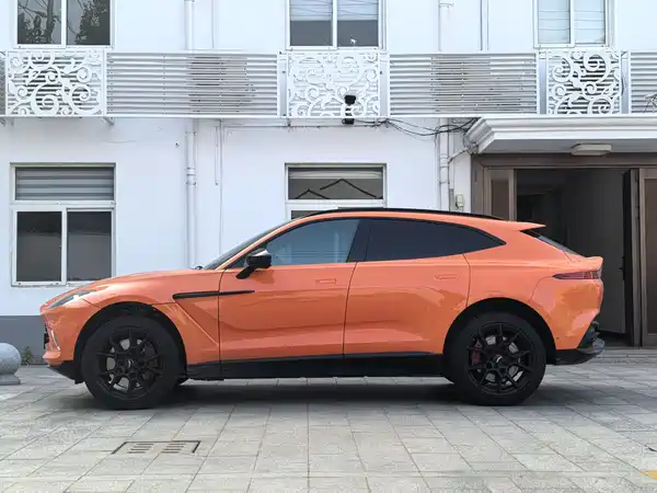 Aston Martin DBX 2022