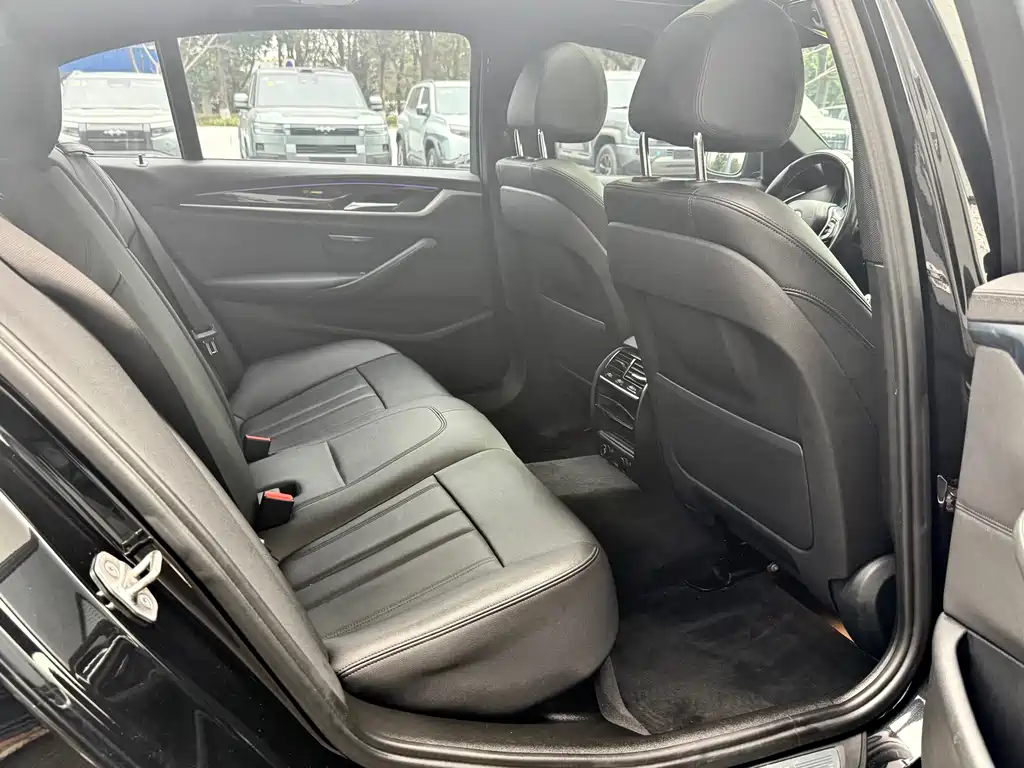 BMW 5 Series 2018 — фото 12