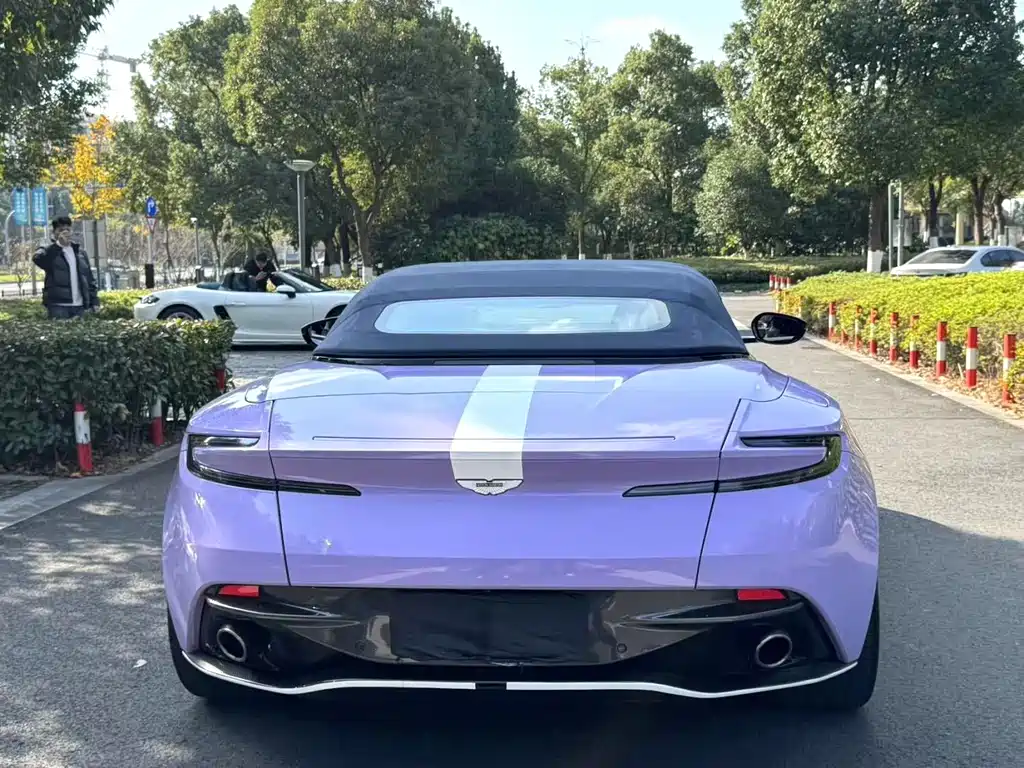 Aston Martin DB11 2018 — фото 10