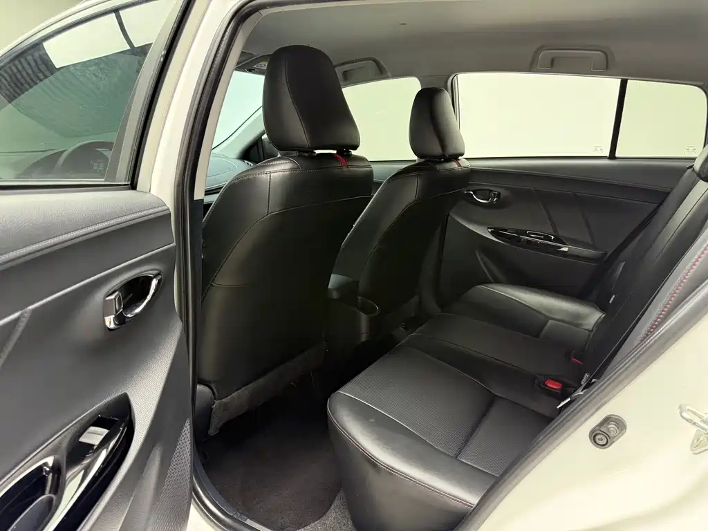 Toyota Yaris L 2022 — фото 13