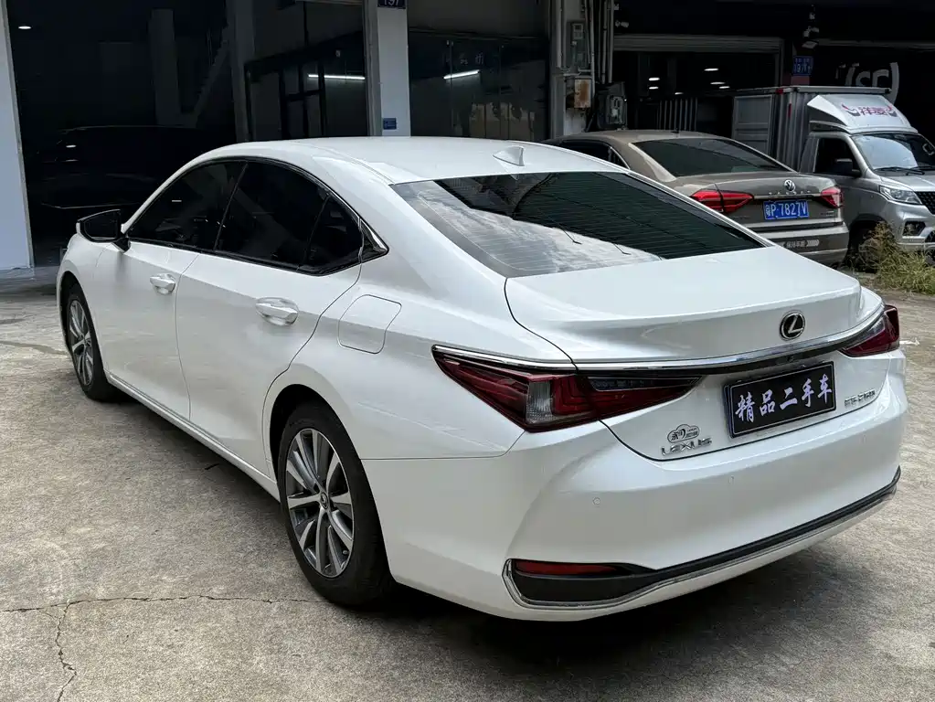 Lexus ES 2020 — фото 18