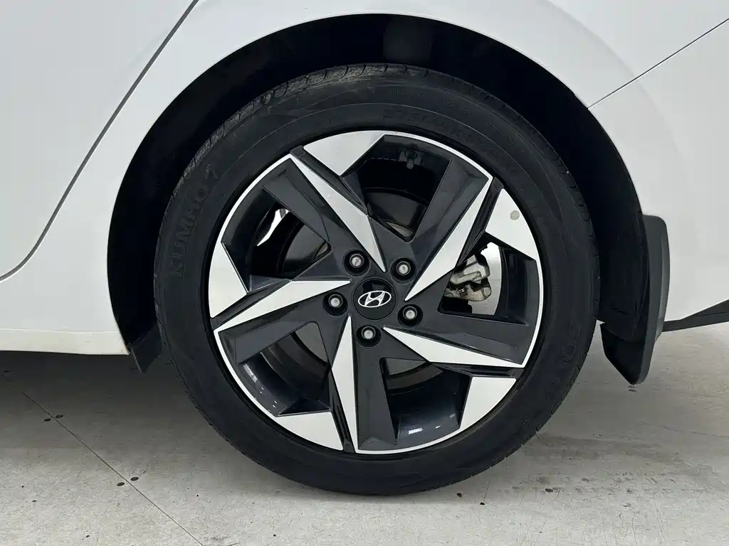 Hyundai Elantra 2023 — фото 17