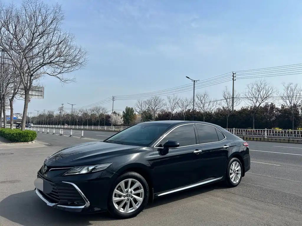 Toyota Camry 2023 — фото 1