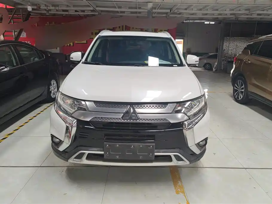 Mitsubishi Outlander 2020 — фото 2