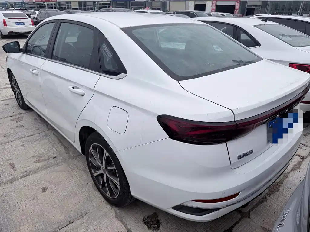 Geely Emgrand 2022