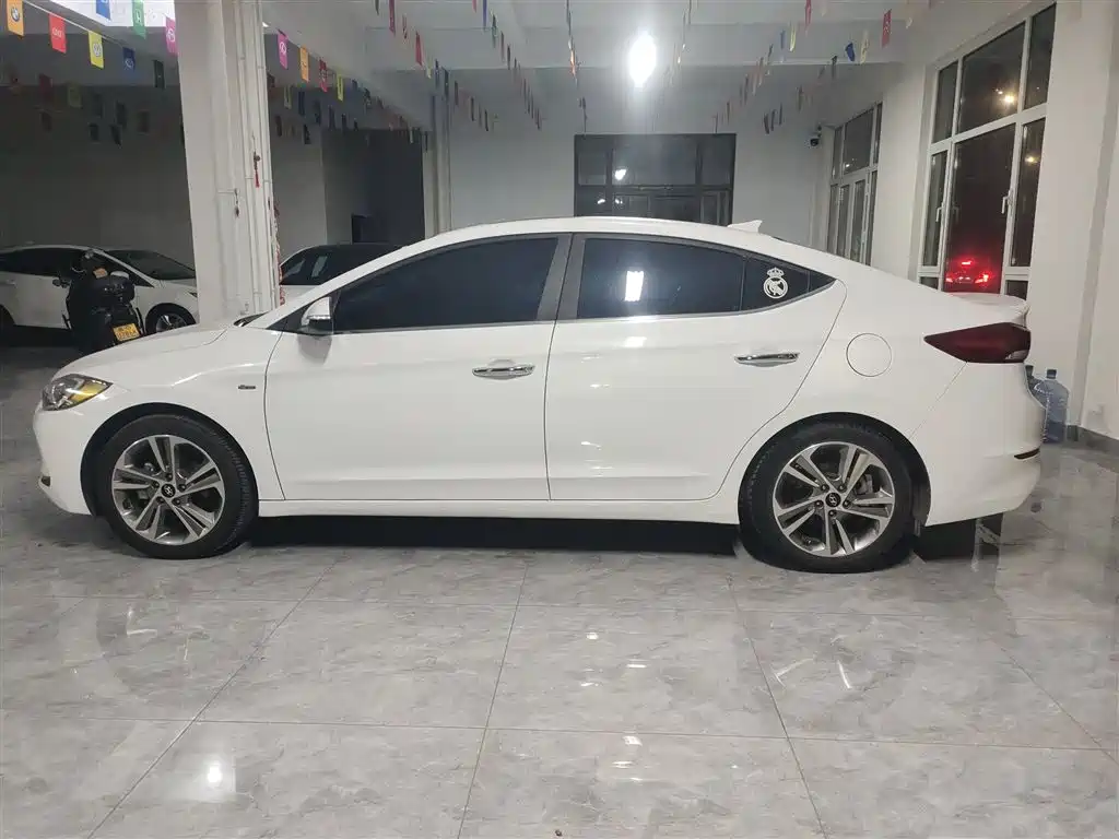 Hyundai Elantra 2018 — фото 5