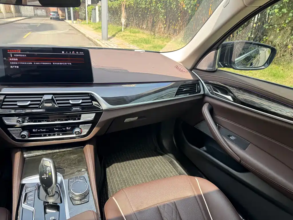 BMW 5 Series 2023 — фото 16