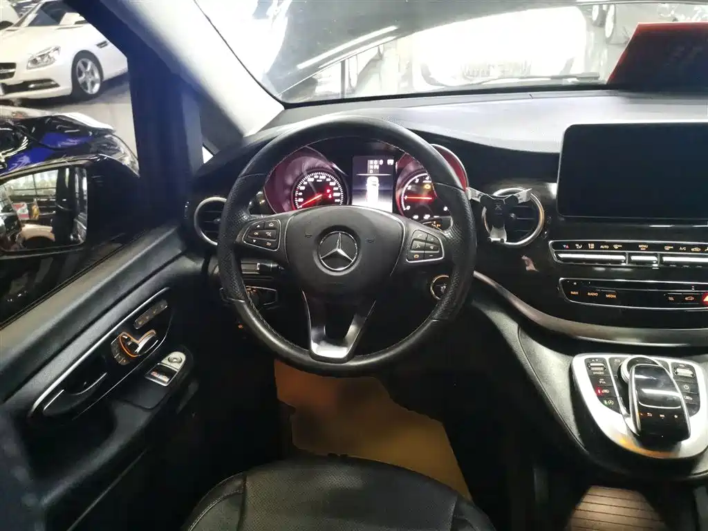Mercedes-Benz V-Class 2019 — фото 11