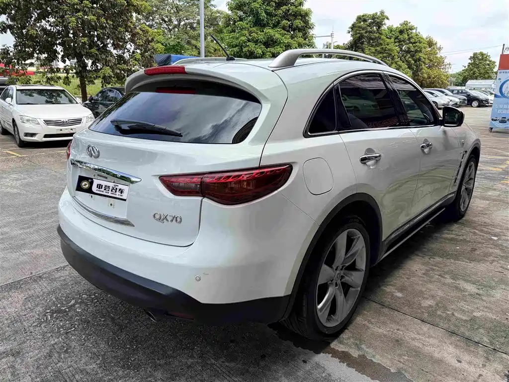 Infiniti QX70 2015