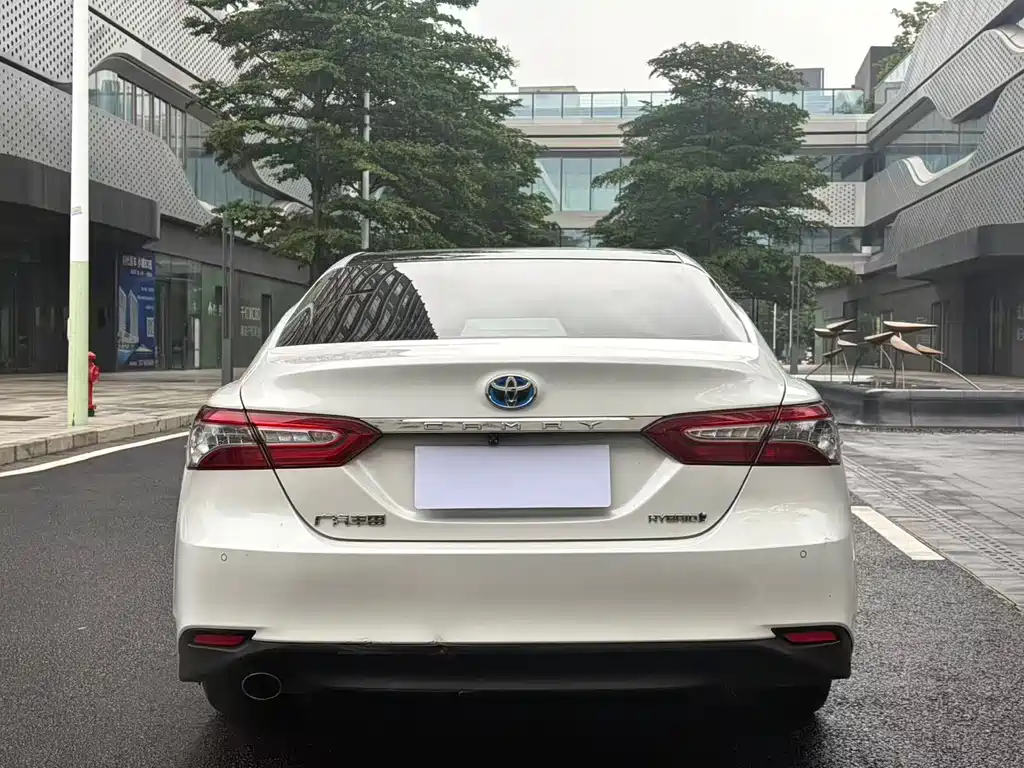 Toyota Camry 2019 — фото 19