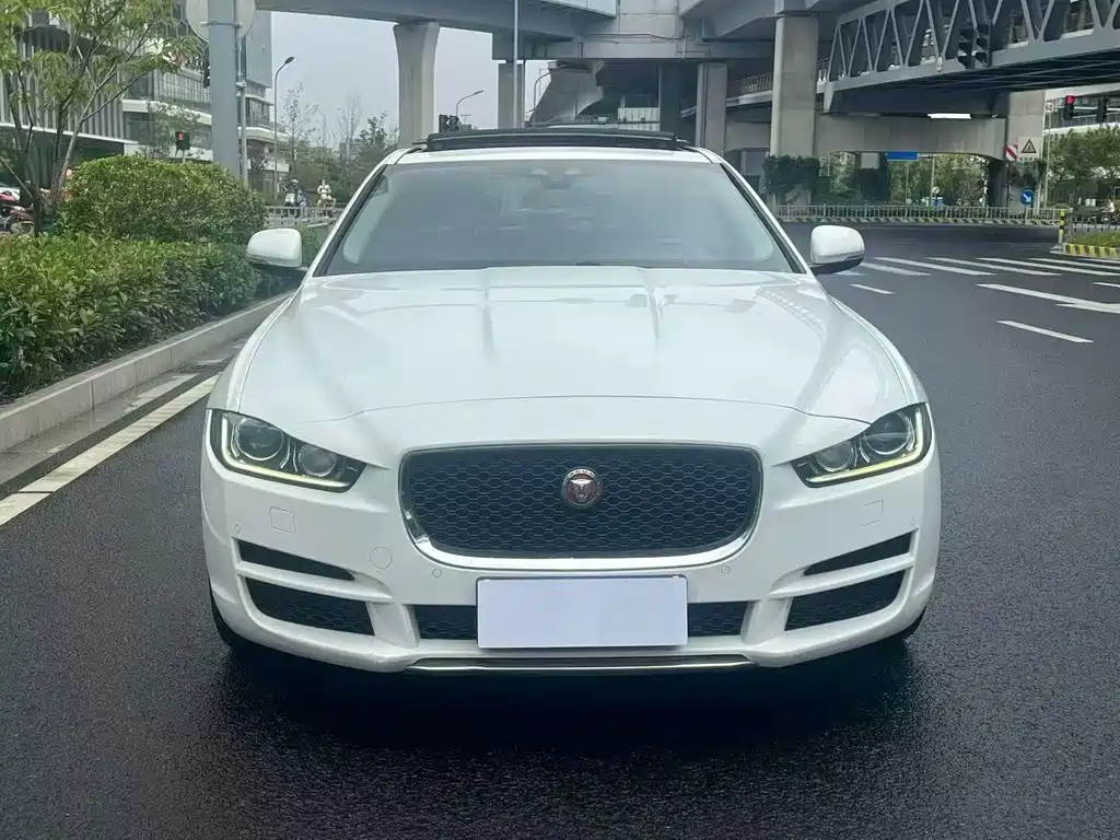 Jaguar XEL 2018 — фото 2