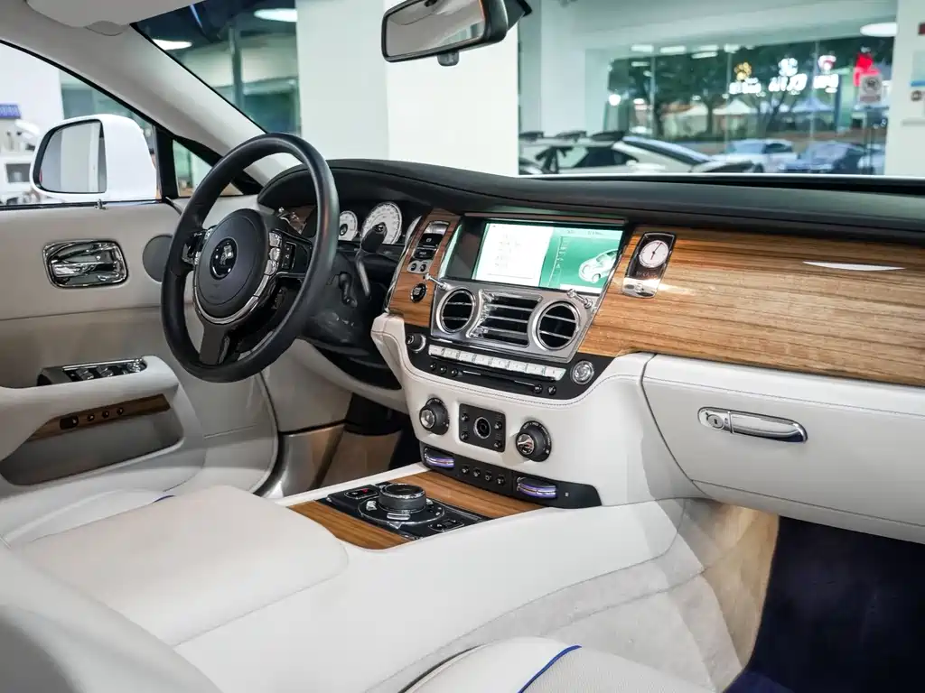 Rolls-Royce Phantom 2017 — фото 11