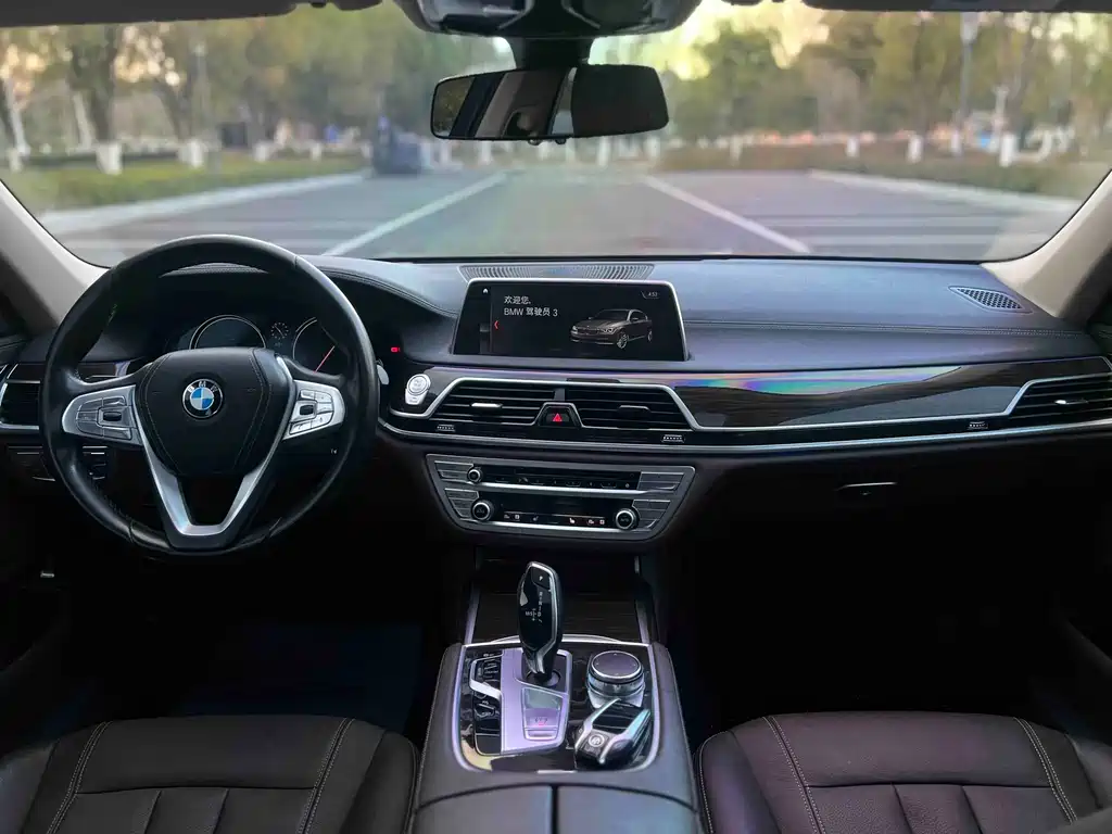 BMW 7 Series 2017 — фото 12