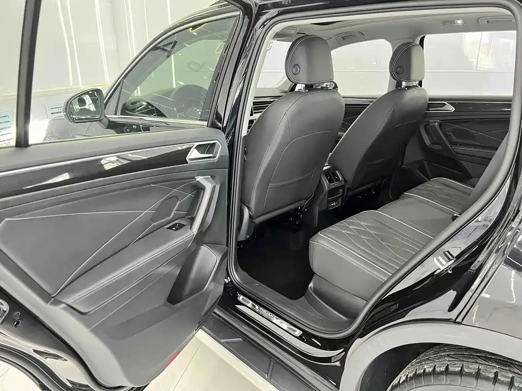 Volkswagen Tiguan L 2023 — фото 14