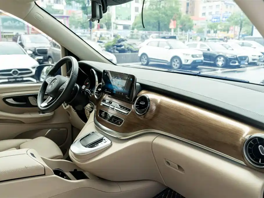 Mercedes-Benz V-Class 2023 — фото 10