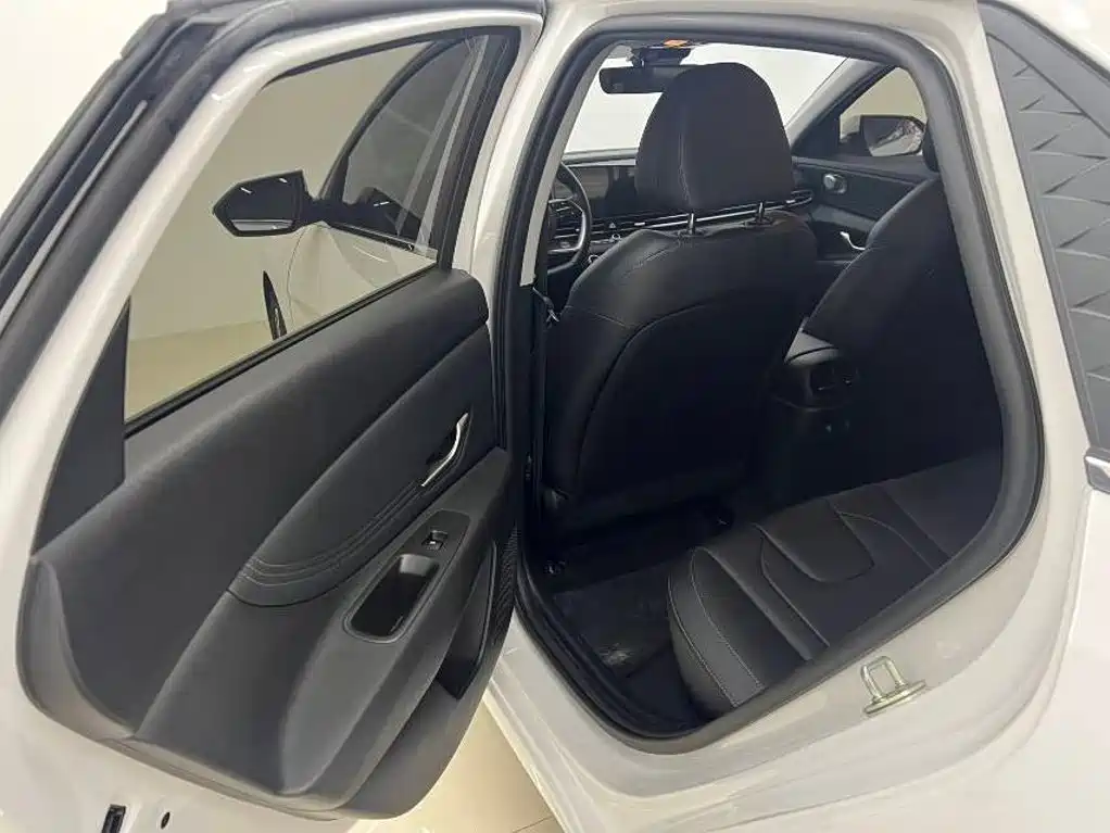 Hyundai Elantra 2023 — фото 9