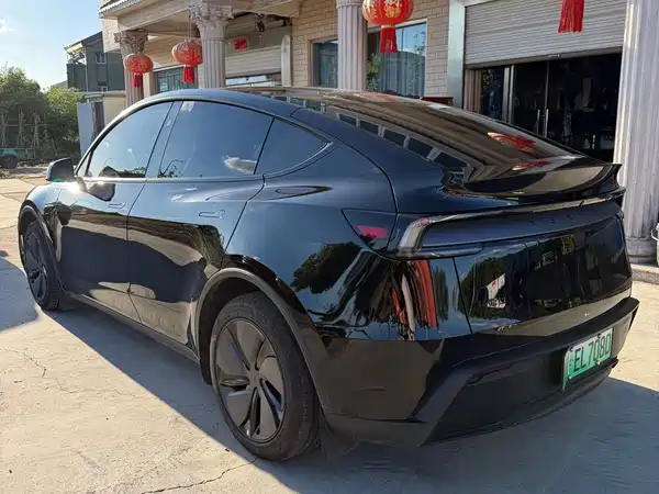 Tesla Model Y 2025