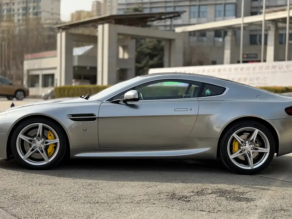 Aston Martin V8 Vantage 2016 — фото 4