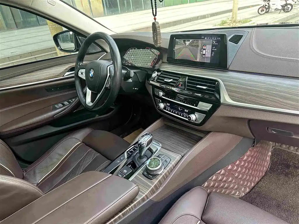 BMW 5 Series 2019 — фото 25