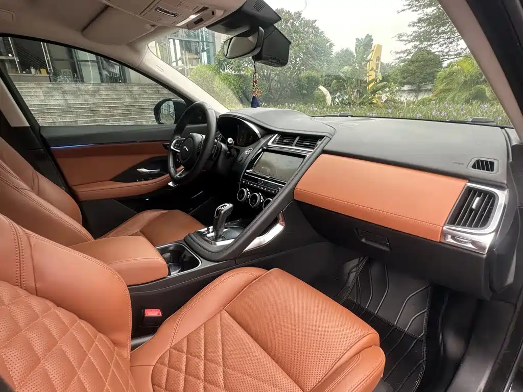 Jaguar E-PACE 2019 — фото 11
