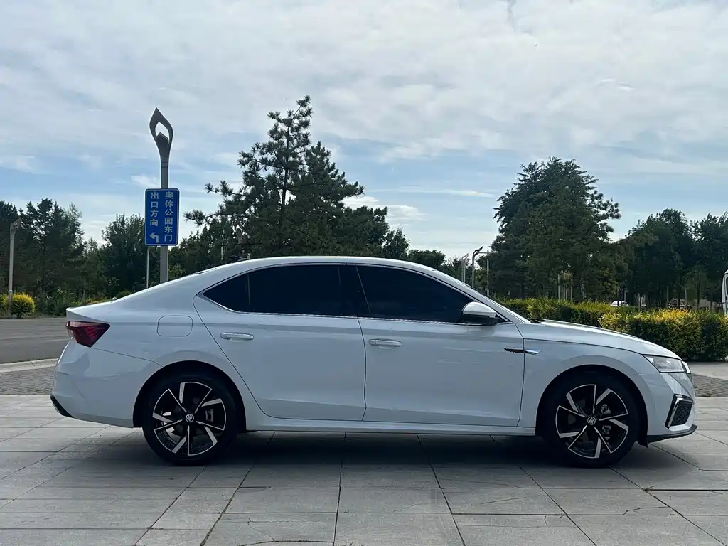 Skoda Octavia 2023 — фото 4