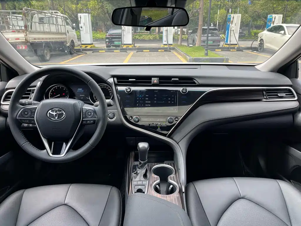 Toyota Camry 2021 — фото 19