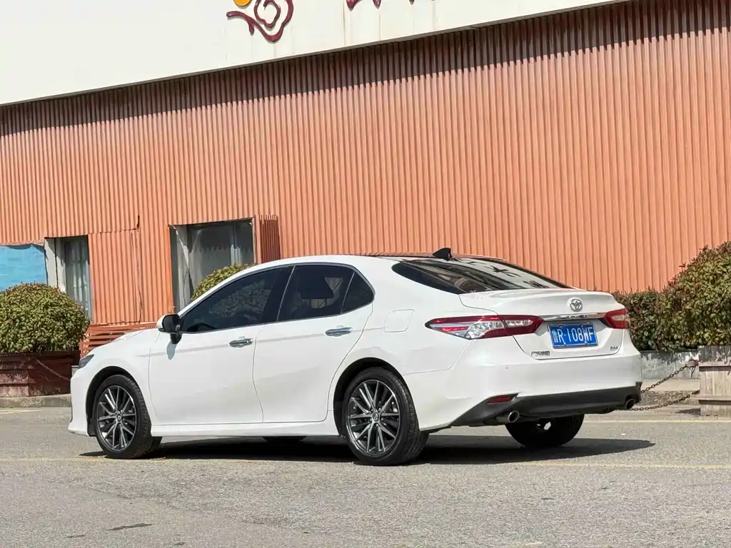 Toyota Camry 2022 — фото 5