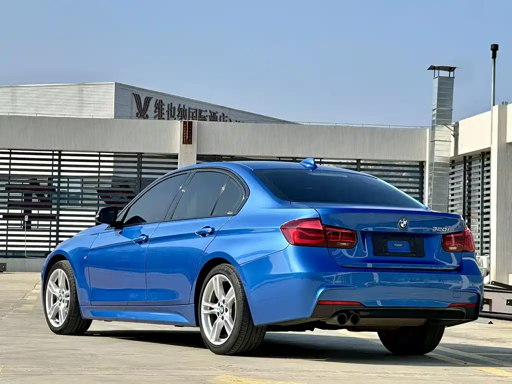 BMW 3 Series 2018 — фото 12