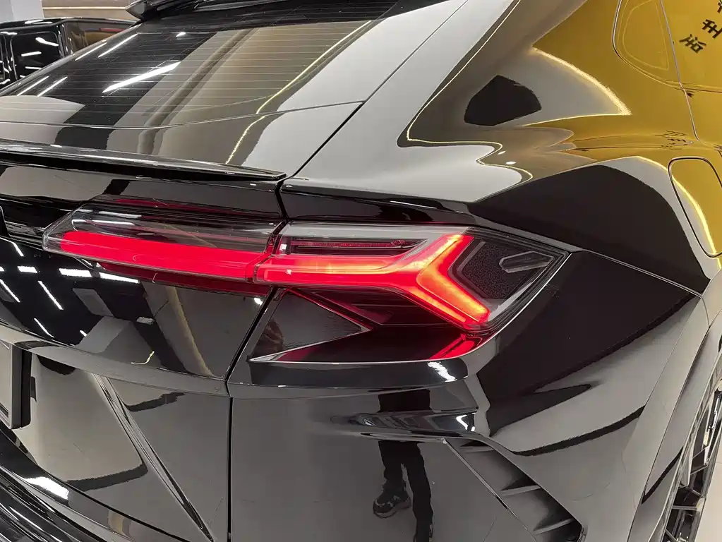 Lamborghini Urus 2023 — фото 28