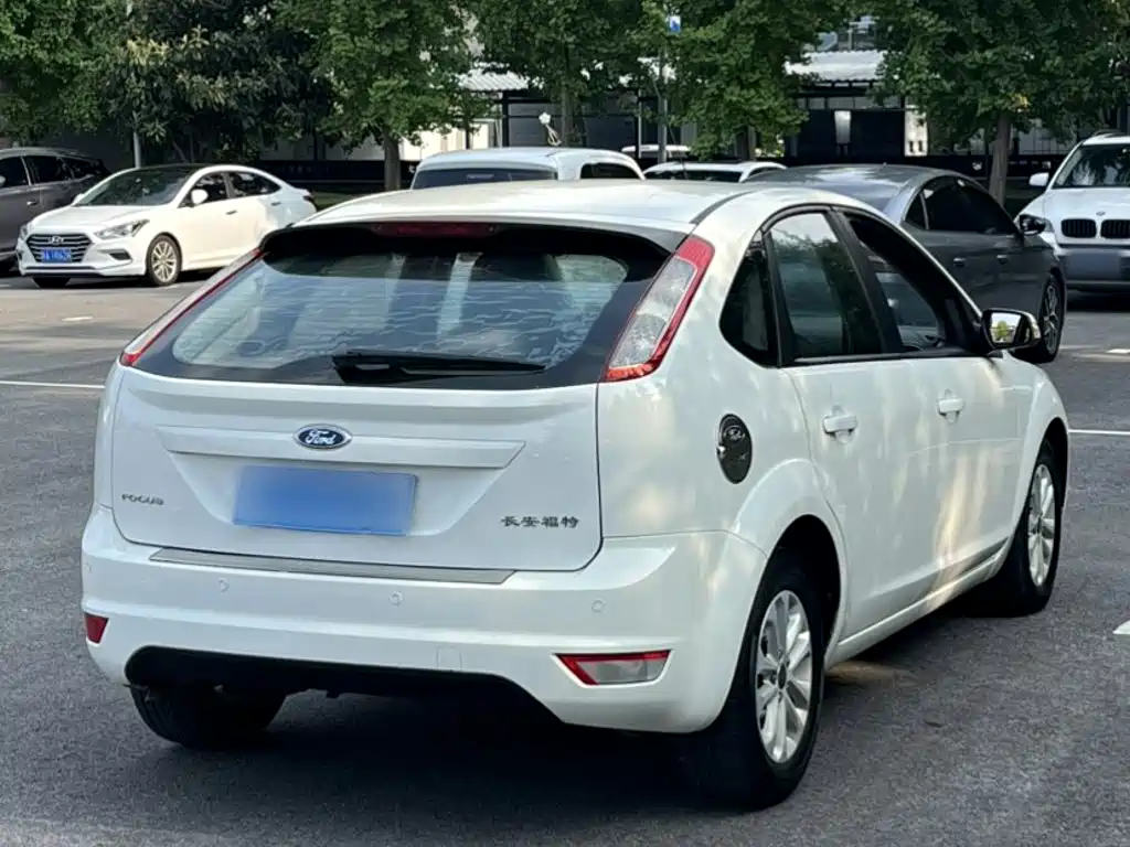 Ford Focus 2014 — фото 10
