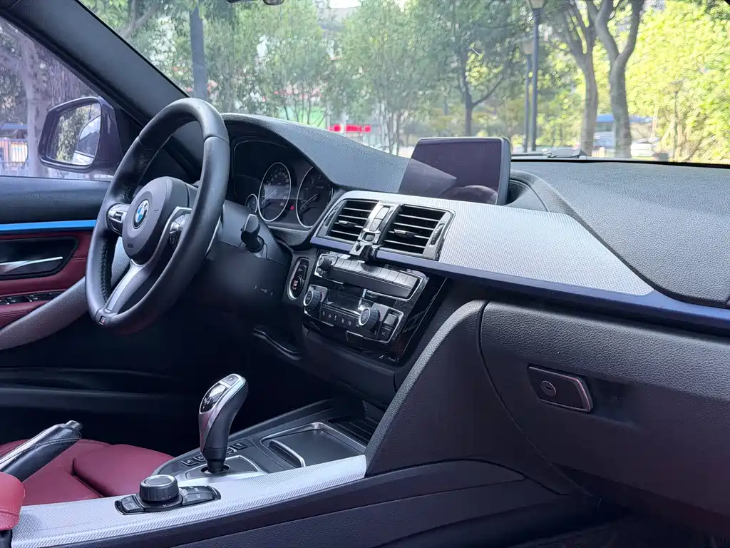 BMW 3 Series 2019 — фото 13