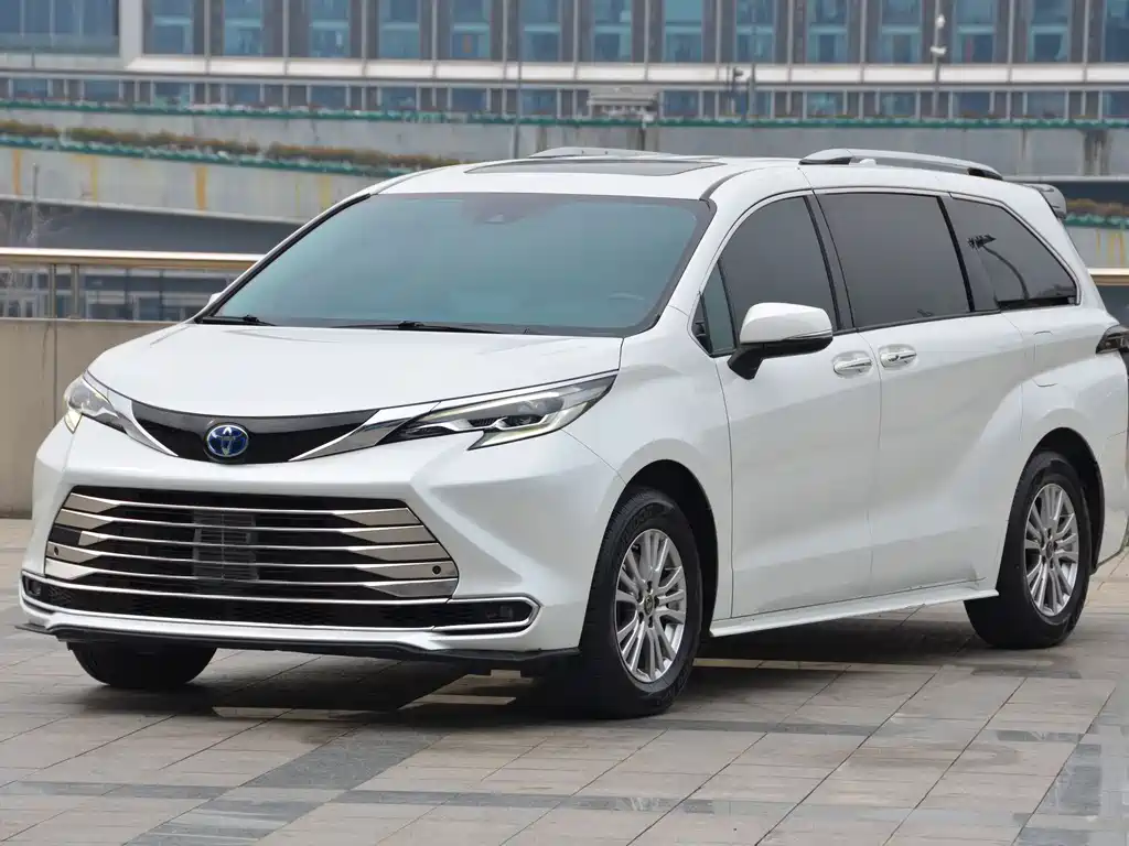 Toyota Sienna 2022 — фото 1