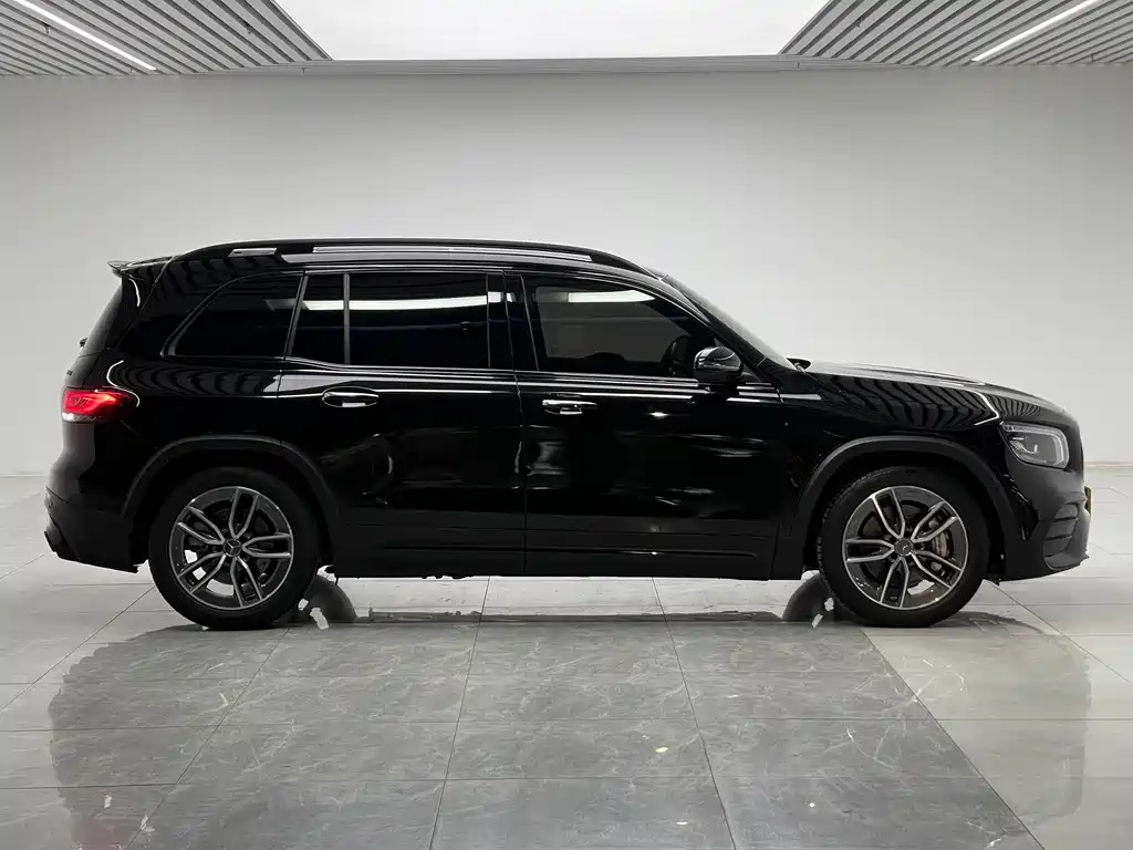 Mercedes-Benz GLB AMG 2022 — фото 10