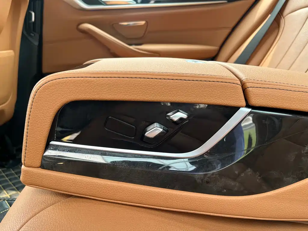 BMW 5 Series 2018 — фото 20