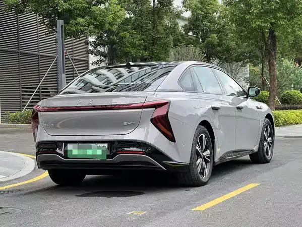 Hongqi EH7 2025