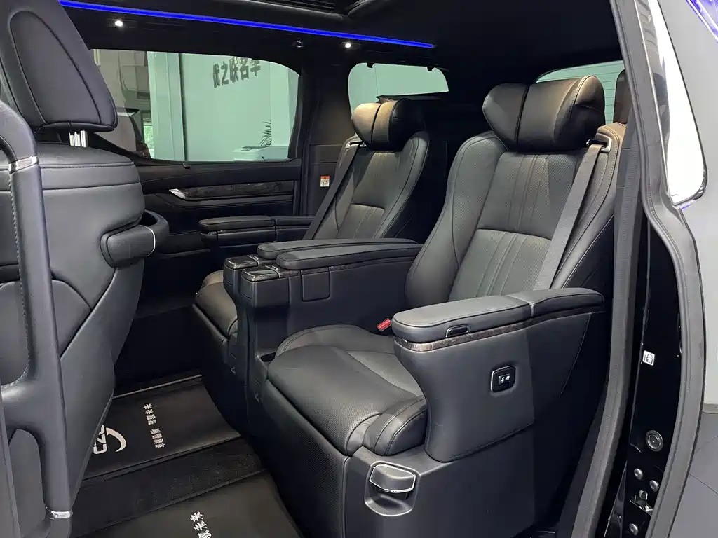 Toyota Vellfire 2023 — фото 9