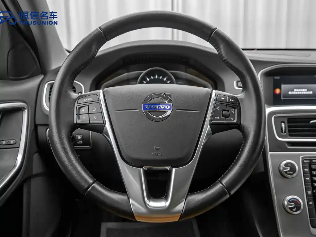Volvo S60 2017 — фото 16