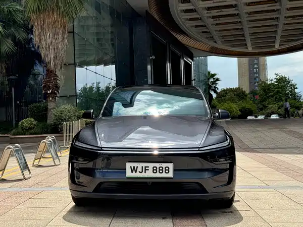 Tesla Model Y L 2025